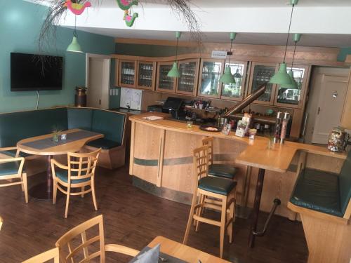 a restaurant with a bar and tables and chairs at Hotel Wuelfers Gasthaus in Groß Ippener