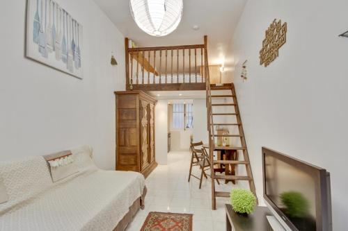 3 people - Place des Vosges Paris by Weekome