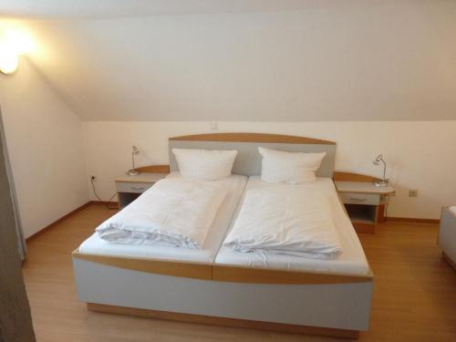 Postel nebo postele na pokoji v ubytování Hotel zur Krone