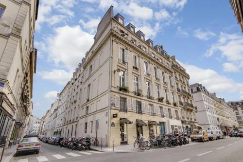 3 people - Place des Vosges Paris by Weekome