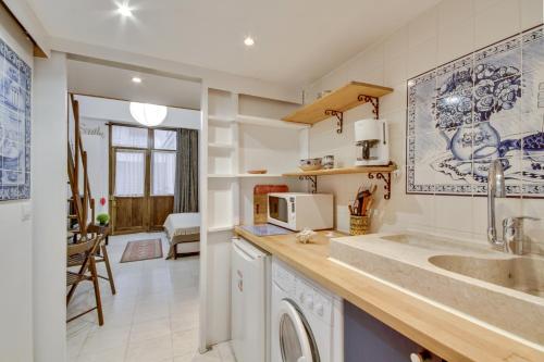 cocina con fregadero y encimera en 3 people - Place des Vosges Paris by Weekome en París