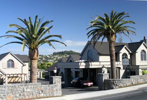 dos palmeras frente a una casa en Lodge Bordeaux, en Whangarei