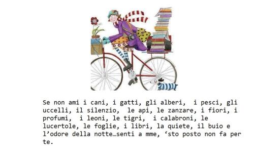 una chica montando una bicicleta con libros en ella en La Gallina Felice B&B, en Meta