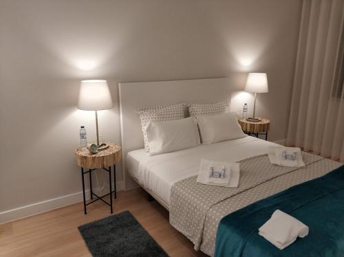 カルダス・ダ・ライーニャにあるRafaelo's Apartmentのベッドルーム1室(ベッド1台、ランプ付きテーブル2台付)