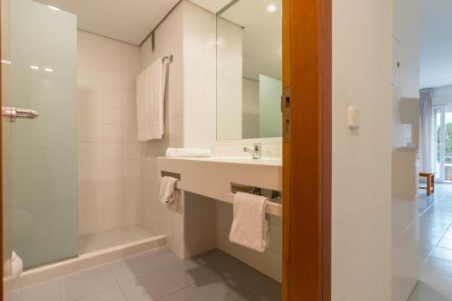 a white bathroom with a sink and a shower at Hotel Lodomar Spa & Talasoterapia in San Pedro del Pinatar