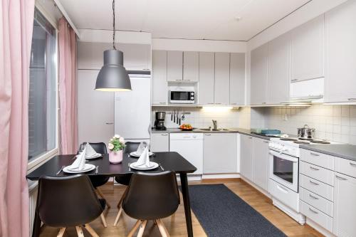Kuchyň nebo kuchyňský kout v ubytování Kotimaailma Apartments Vaasa