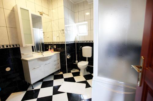 Фотография из галереи Apartments Baron в Свети-Стефане