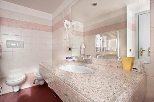Un baño de Albergo Alla Rosa