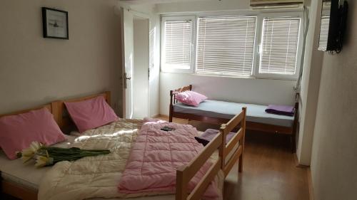 Tempat tidur dalam kamar di Vila Dule