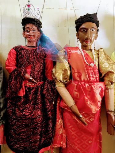 two statues of a woman wearing a tiara and a woman wearing a crown at LE JARDIN DU FORT - GALLE in Galle