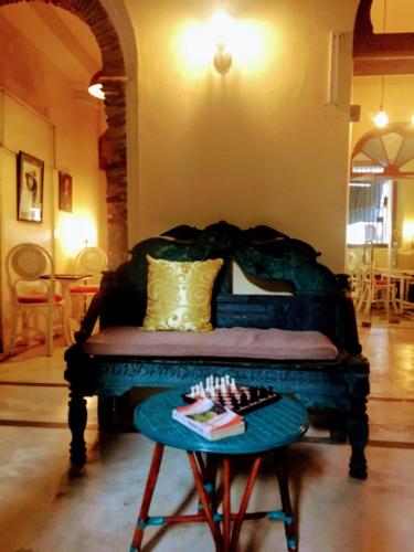 a room with a bed and a table with a tray of food at LE JARDIN DU FORT - GALLE in Galle