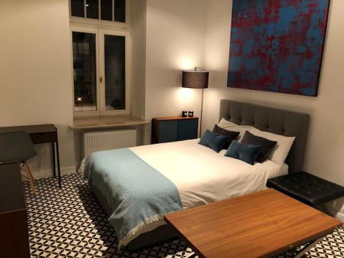 Un pat sau paturi într-o cameră la Warsaw Concept