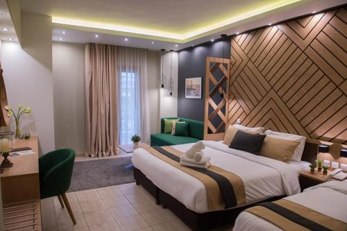 Un pat sau paturi într-o cameră la Sokratis Hotel