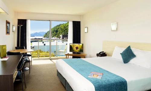 En eller flere senger på et rom på Picton Yacht Club Hotel