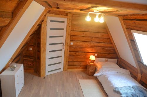 Giường trong phòng chung tại Sykowno Góralsko Chata