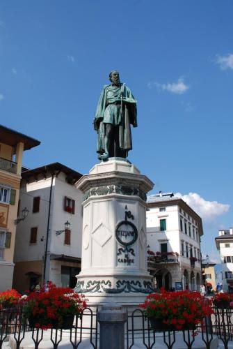 a statue of a man sitting on top of a monument at Locanda ai Dogi in Pieve di Cadore