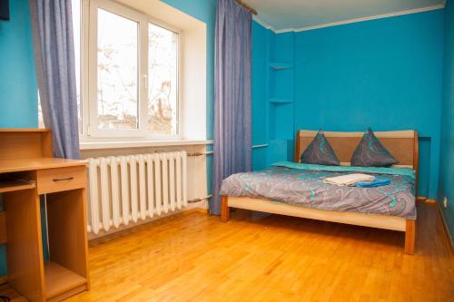 ザポリージャにある2Room Semi-luxury Apt on Stalevarov 21の青い部屋(ベッド1台、窓付)
