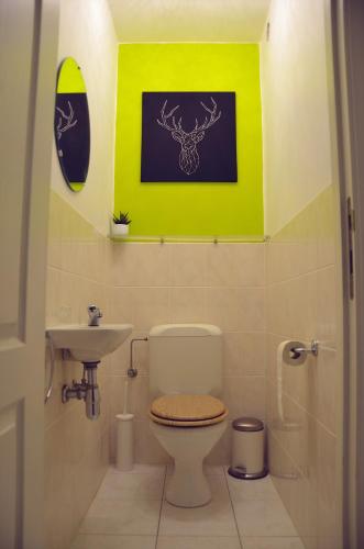 a bathroom with a toilet and a sink at Villa Dakota - jacuzzi, zwembad, playstation in Durbuy