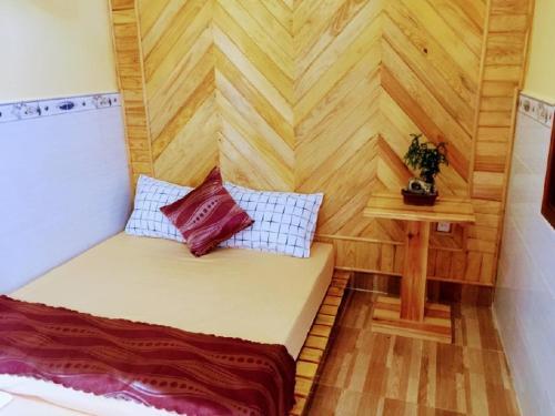 Tempat tidur dalam kamar di Quoc Huy Hotel