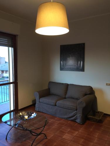 a living room with a couch and a glass table at Jacky House 1.0 in Valera Fratta