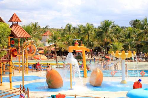 einen Pool in einem Resort mit einem Wasserpark in der Unterkunft Rê apdetemporadas em Olímpia 53 o melhor para sua Família Faça ja sua reserva in Olímpia