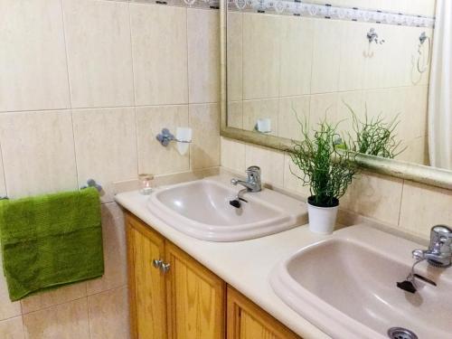 a bathroom with two sinks and a mirror at Apartamento ARENA en Santa Cruz de la Palma in Santa Cruz de la Palma