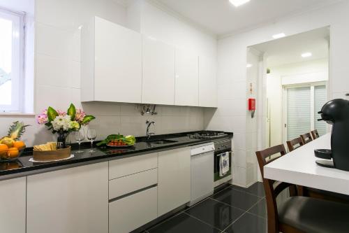 Art Deco 4 Bedrooms Flat in the City Center