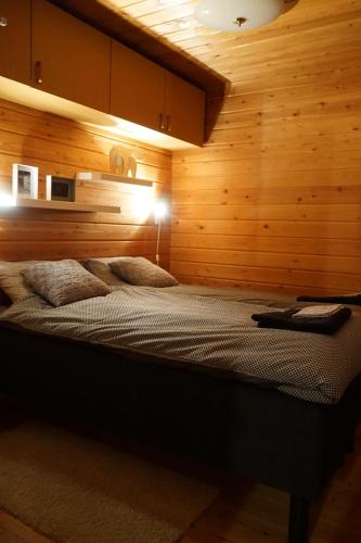 A bed or beds in a room at Räkkipirtti