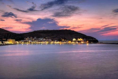 a town on a hill in the middle of a body of water at Calme et détente. Vue panoramique mer Égée. in Spathi 