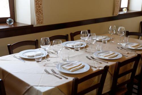 una mesa con copas de vino, platos y servilletas en Agriturismo Valpietro, en Urbania