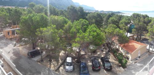 an overhead view of a parking lot with cars parked at Apartments and Mobile Homes Makarska in Makarska