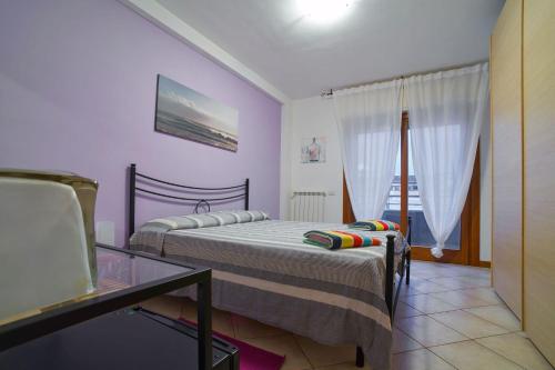1 dormitorio con 2 camas y mesa de cristal en Arcibaleno en Sabaudia