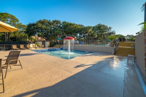mały basen z fontanną w parku w obiekcie Island Club 6 w mieście Hilton Head Island