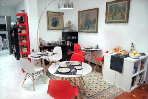 ジェノヴァにあるBb Tubeのリビングルーム(テーブル、赤い椅子付)