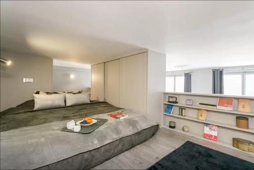 - une chambre avec un grand lit et un plateau/bouilloire dans l'établissement Loft St. Germain, à Paris