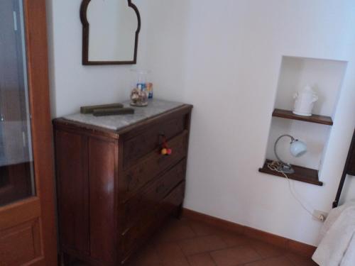 łazienka z drewnianą komodą w pokoju w obiekcie Villa Valle Canale w mieście Marina