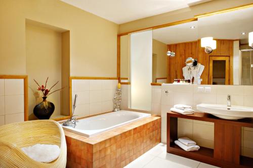 Kamar mandi di Grand Hotel Boutique