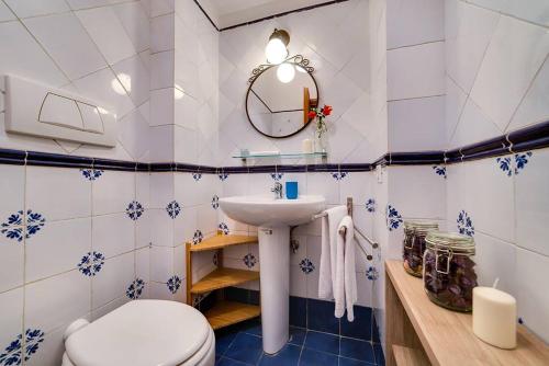 bagno con lavandino e servizi igienici di San Lorenzo Home a Roma