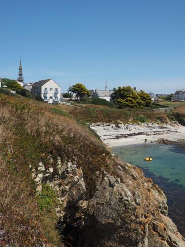 a view of a beach with people in the water at Le Roc'h Ar Mor in Ouessant