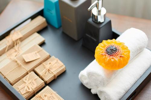 a table with a towel and a pumpkin sitting on a napkin at Galway Heights Hotel in Nuwara Eliya