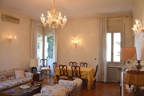 a living room with a table and a chandelier at CASA MAGNOLIA in Venice-Lido
