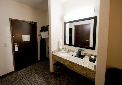 Ett badrum på Cobblestone Inn & Suites – Manchester