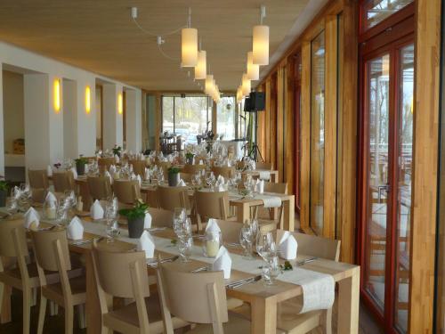 Naturfreundehaus Bodensee tesisinde bir restoran veya yemek mekanı