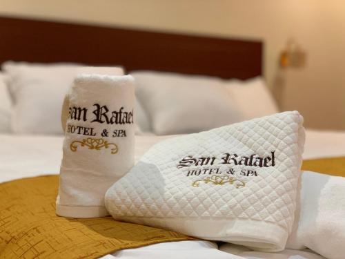 Ένα ή περισσότερα κρεβάτια σε δωμάτιο στο San Rafael Hotel