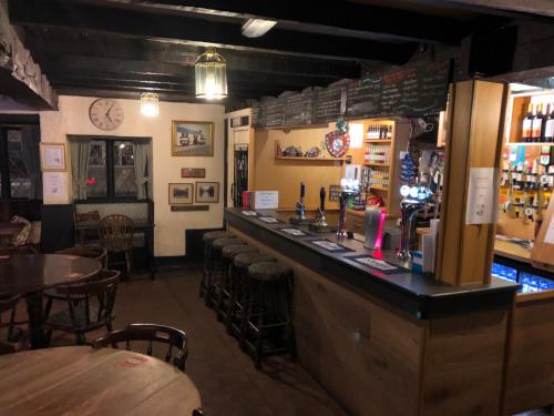 Lounge nebo bar v ubytování The Crosskeys Inn