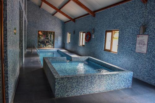 a jacuzzi tub in the middle of a room at Hotel Oliver Inn - Business Class in Querétaro