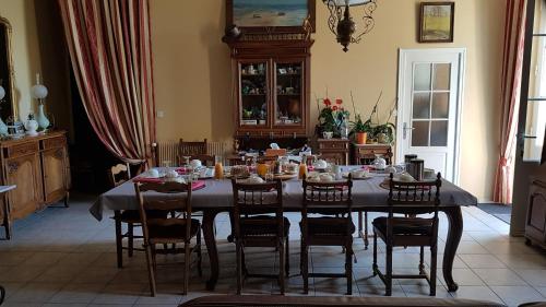 une salle à manger avec une table et des chaises dans l'établissement Golf de TEYNAC, à Beychac-et-Caillau