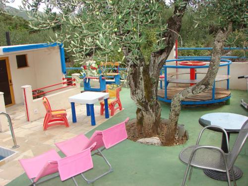 PutnikovićにあるIva Lavandaの遊び場(椅子、テーブル、木付)