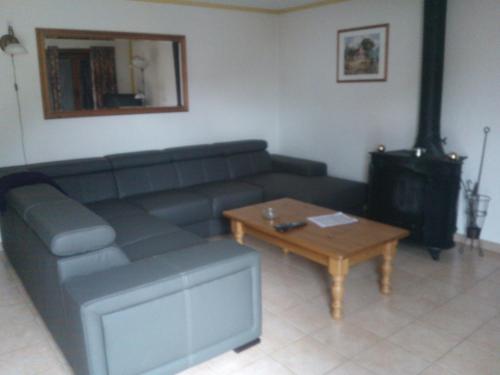 sala de estar con sofá y mesa de centro en Vakantiewoning De Haan, en De Haan