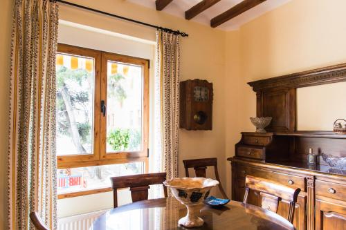 a dining room with a table and a window at Casa Rosalía in Ibi